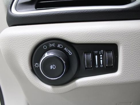 Used 2024 Chrysler Pacifica Touring-L FWD image 39