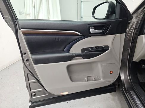 Used 2014 Toyota Highlander Limited image 11