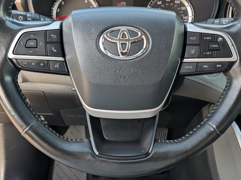 Used 2022 Toyota Highlander LE FWD image 5
