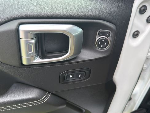 Used 2022 Jeep Wrangler Unlimited Sahara AWD/4WD image 28