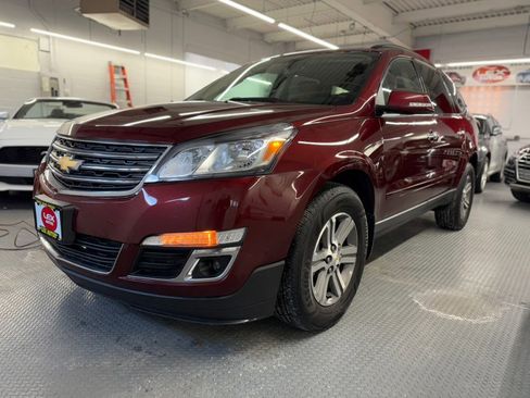 Used 2017 Chevrolet Traverse LT image 2