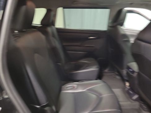 Used 2020 Toyota Highlander XLE FWD image 34