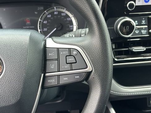 Used 2023 Toyota Highlander L FWD image 18
