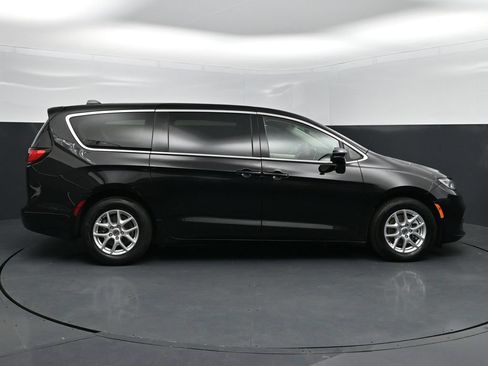 Used 2024 Chrysler Pacifica Touring-L FWD image 9