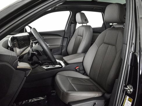 Used 2025 Audi Q5 Premium w/ Convenience Package image 17