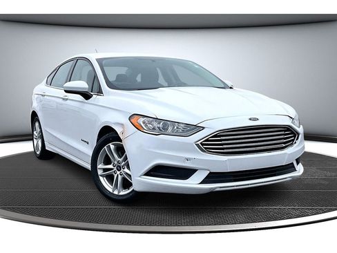 Used 2018 Ford Fusion SE image 2