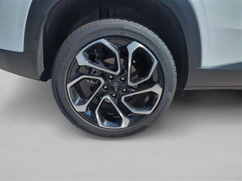 Used 2025 Chevrolet Trax RS FWD image 30