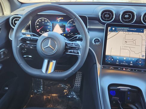 Used 2024 Mercedes-Benz GLC 300 4MATIC image 17