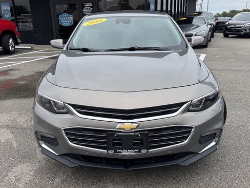Used 2018 Chevrolet Malibu LT w/ Leather Package FWD image 3