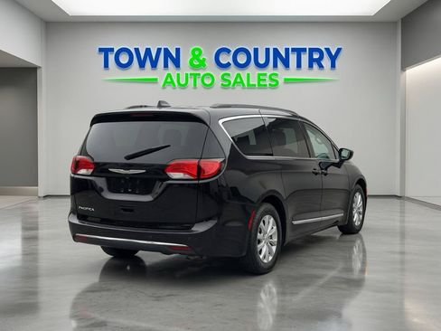 Used 2017 Chrysler Pacifica Touring-L FWD image 6