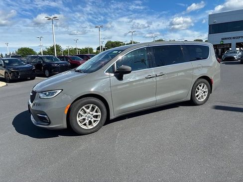 Used 2023 Chrysler Pacifica Touring-L FWD image 14