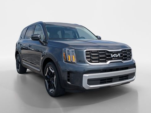 Used 2024 Kia Telluride S FWD image 2