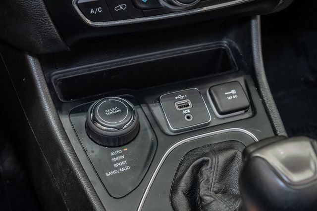 Used 2021 Jeep Cherokee Latitude Lux w/ Comfort/Convenience Group AWD/4WD image 26