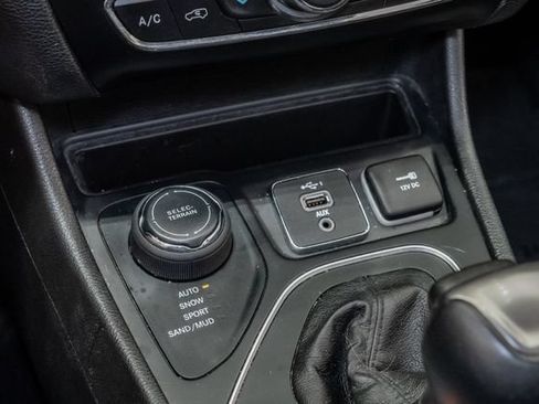 Used 2021 Jeep Cherokee Latitude Lux w/ Comfort/Convenience Group AWD/4WD image 26