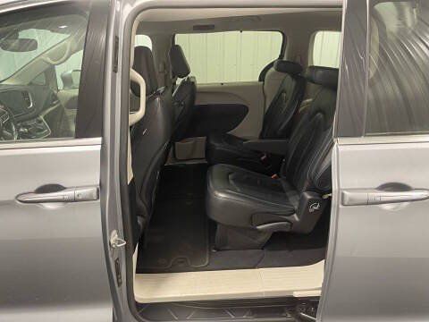 Used 2023 Chrysler Pacifica Touring-L FWD image 4