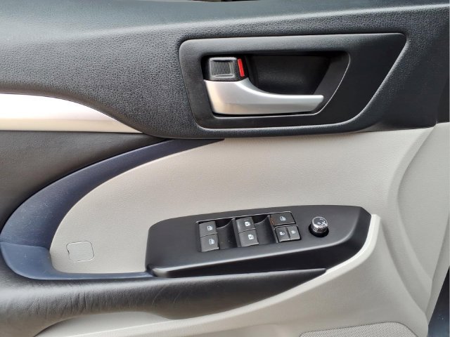 Used 2018 Toyota Highlander XLE AWD/4WD image 11