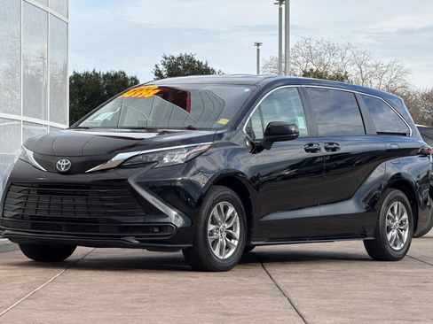 Certified 2024 Toyota Sienna LE image 10