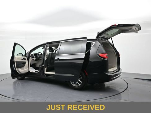 Used 2024 Chrysler Pacifica Touring-L FWD image 26