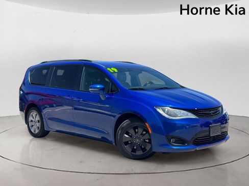 Used 2019 Chrysler Pacifica Limited w/ Advanced Safetytec Group FWD image 2