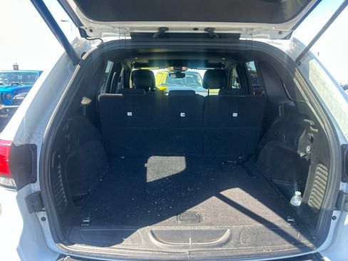 Used 2018 Jeep Grand Cherokee Laredo AWD/4WD image 11