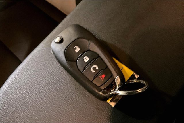 Used 2025 Chevrolet Trax RS FWD image 30