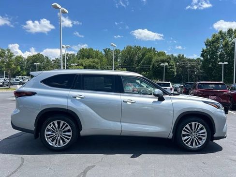 Used 2024 Toyota Highlander Platinum FWD image 5