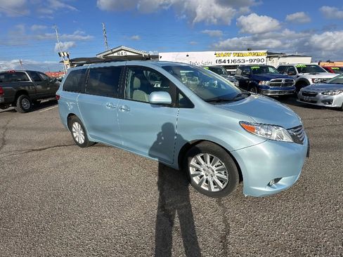 Used 2017 Toyota Sienna XLE Premium AWD/4WD image 2