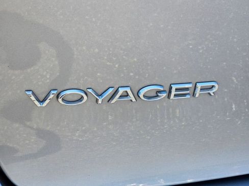 Used 2021 Chrysler Voyager Lxi FWD image 16