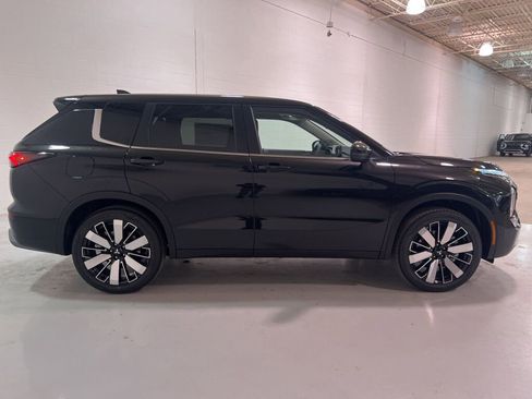 New 2025 Mitsubishi Outlander SE image 2