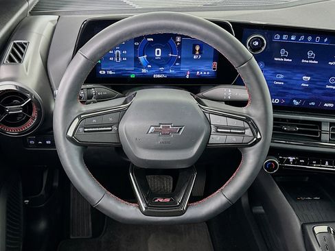 Used 2025 Chevrolet Equinox EV RS FWD image 18