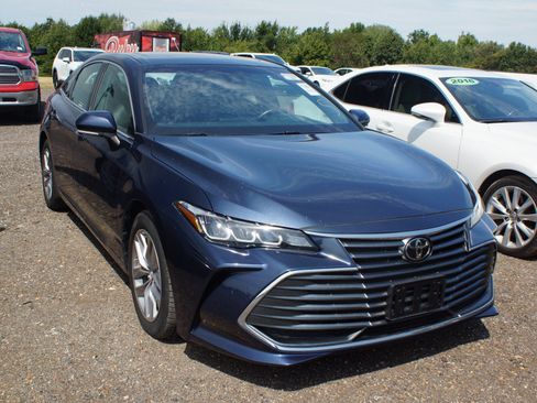 Used 2019 Toyota Avalon XLE w/ Moonroof Package FWD image 3