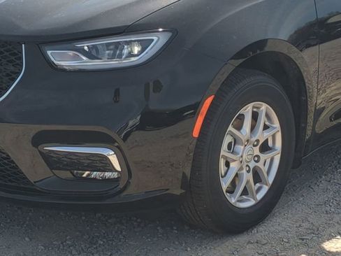 New 2026 Chrysler Pacifica Select image 9