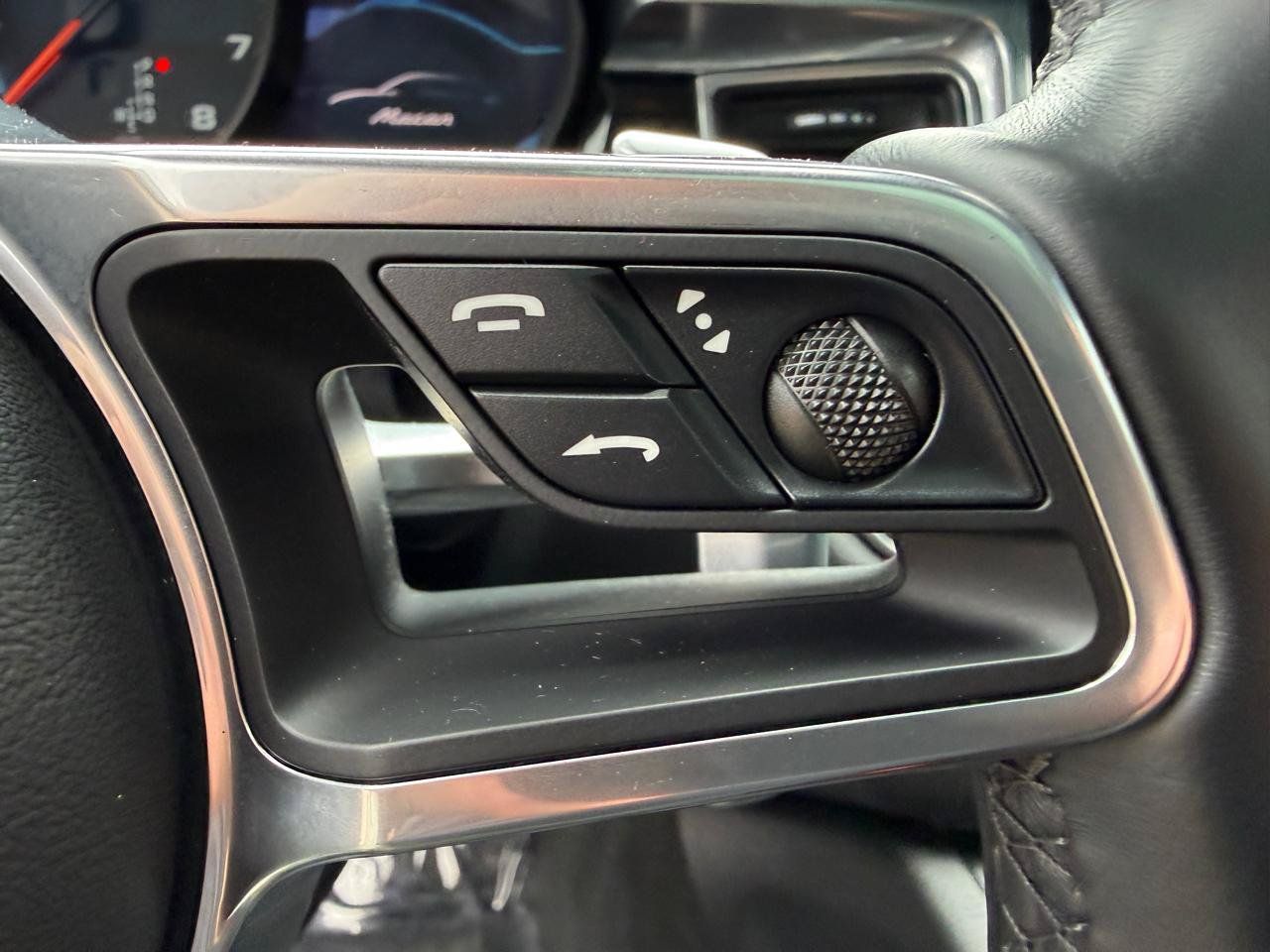 Used 2018 Porsche Macan AWD/4WD image 18