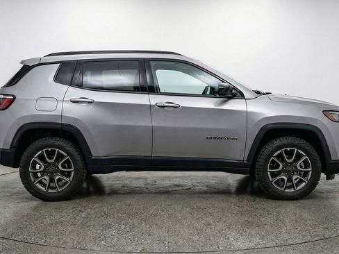 Used 2025 Jeep Compass Trailhawk image 11