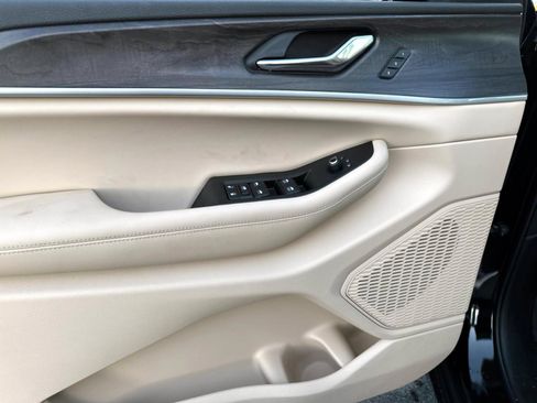 New 2025 Jeep Grand Cherokee Limited image 8