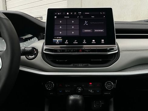 Used 2025 Jeep Compass Limited image 28