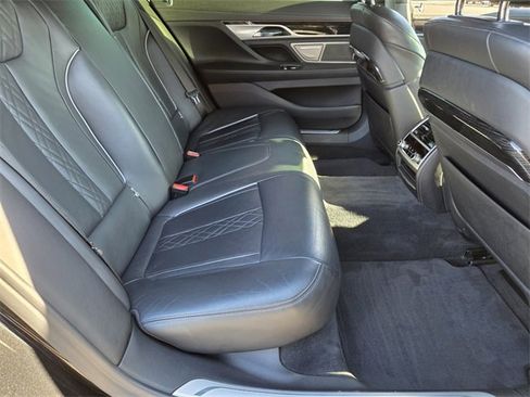 Used 2019 BMW 750i image 15
