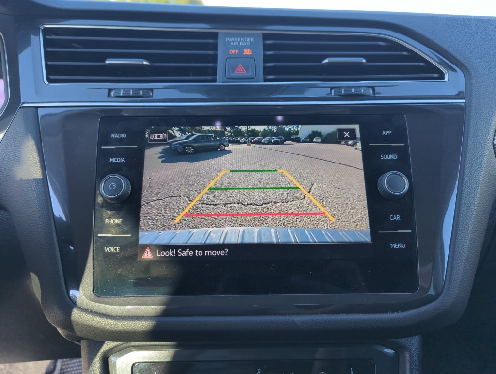 Used 2023 Volkswagen Tiguan SE w/ Panoramic Sunroof Package FWD image 24