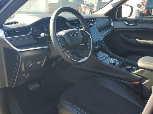 New 2025 Jeep Grand Cherokee Altitude image 17