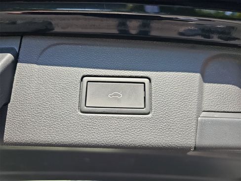 Certified 2023 Volkswagen Atlas SE w/ Panoramic Sunroof Package image 15