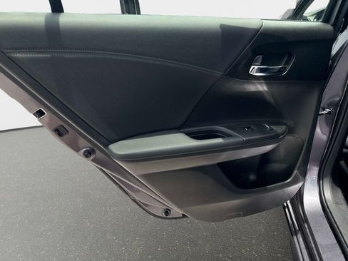 Used 2017 Honda Accord Touring image 9