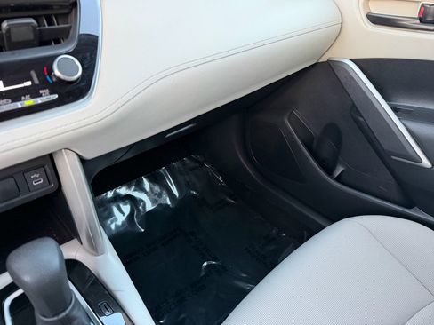 Used 2025 Toyota Corolla Cross L image 8