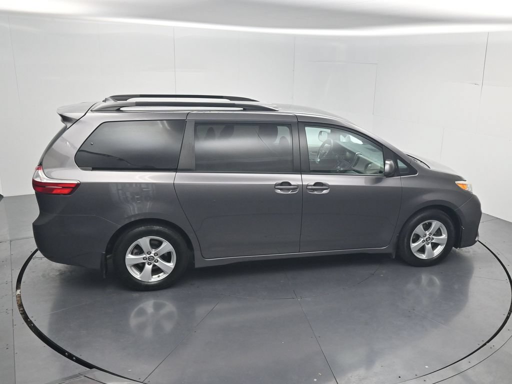 Used 2019 Toyota Sienna LE w/ Carpet Mat Package FWD image 46