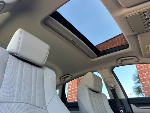 Used 2018 Honda Accord Touring image 19