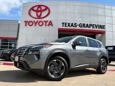 Used 2025 Nissan Rogue SV FWD image 2