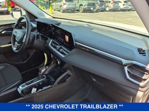 Used 2025 Chevrolet TrailBlazer LT w/ LT Cold Weather Package AWD/4WD image 31