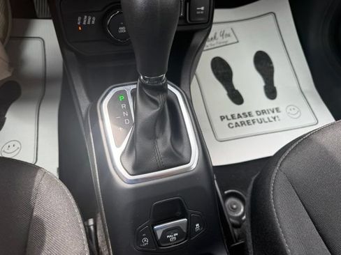 Used 2023 Jeep Renegade Latitude AWD/4WD image 27