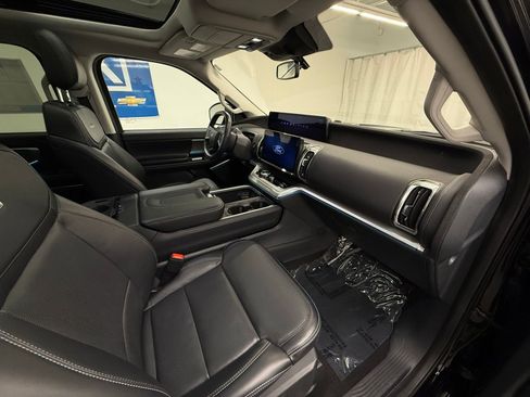 Used 2025 Ford Expedition Platinum AWD/4WD image 8