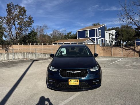 Used 2023 Chrysler Pacifica Touring-L image 8