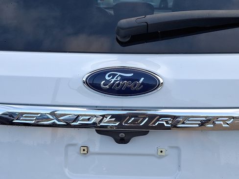 Used 2017 Ford Explorer XLT w/ Equipment Group 202A AWD/4WD image 29